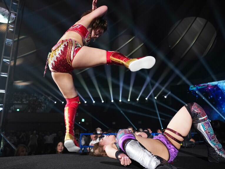 花道で朱里を踏みつけるSareee　©Essei Hara