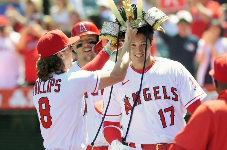 エンゼルスの“初代兜担当”フィリップスと大谷　©JIJI PRESS