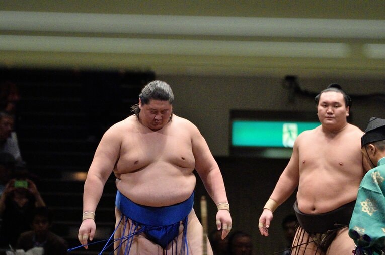 2014年秋場所、初めての白鵬戦で黒星を喫した逸ノ城　©BUNGEISHUNJU