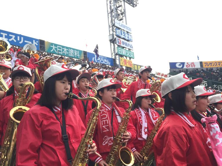 2019年センバツのアルプス風景。今回から入場行進曲の生演奏や、声出し応援の解禁、アルプススタンドの吹奏楽部も上限人数が撤廃される　©Yukiko Umezu