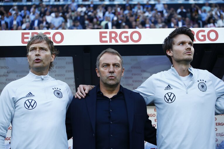 バイエルンでの実績を評価され、2021年5月にドイツ代表の監督に就任したハンジ・フリック（57歳）。就任後、13試合無敗を誇っている　©Getty Images