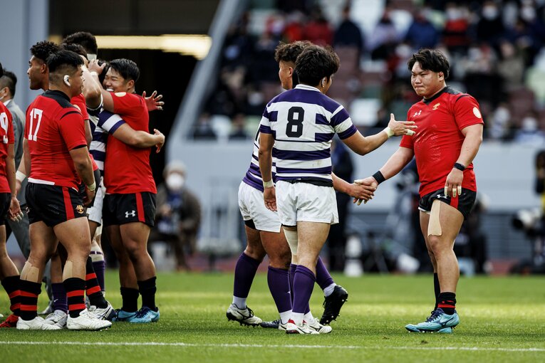 試合後、明治大の選手たちと健闘を称えあった細木　©︎Kiichi Matsumoto