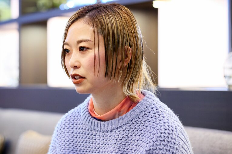 インタビューに答える和田さん。2021年に引退し、現在は1児の母でもある ©Shigeki Yamamoto