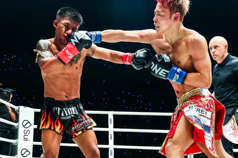 武尊の強烈な右ストレート。試合にかける思いでロッタンを上回った　©ONE Championship Susumu Nagao