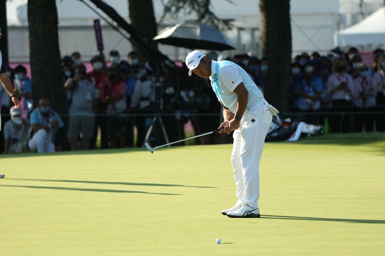 最終日、松山は首位に1打差2位で出て5バーディ、3ボギー。プレーオフ1ホール目でパーセーブならず4位タイで初の五輪を終えた　©JMPA