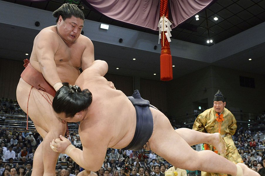 33歳小結、なお伸び盛りの嘉風。中年サラリーマン奮起のヒント。<Number Web> photograph by KYODO