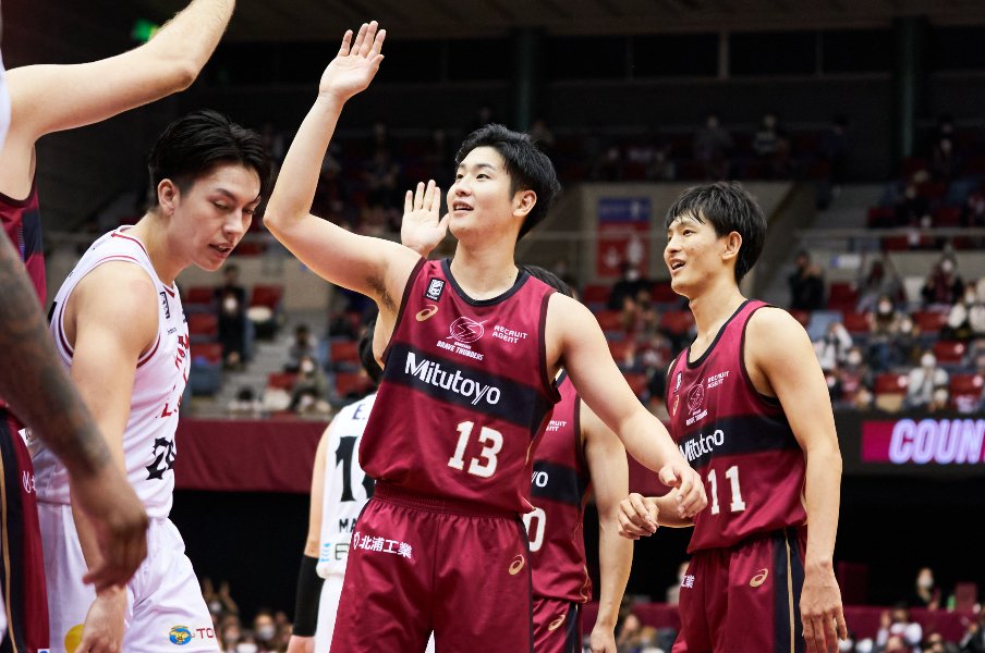「川崎は厳しい」強豪ブレイブサンダースならではの練習環境で成長を期す、移籍組・前田悟と期待の若手・増田啓介<Number Web> photograph by B.LEAGUE