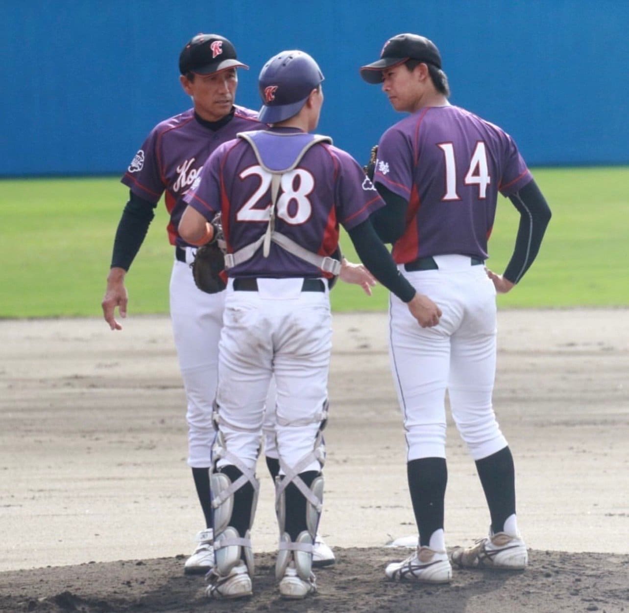 皇學館大学の森本進監督（左）。社会人野球でも活躍した　チーム提供