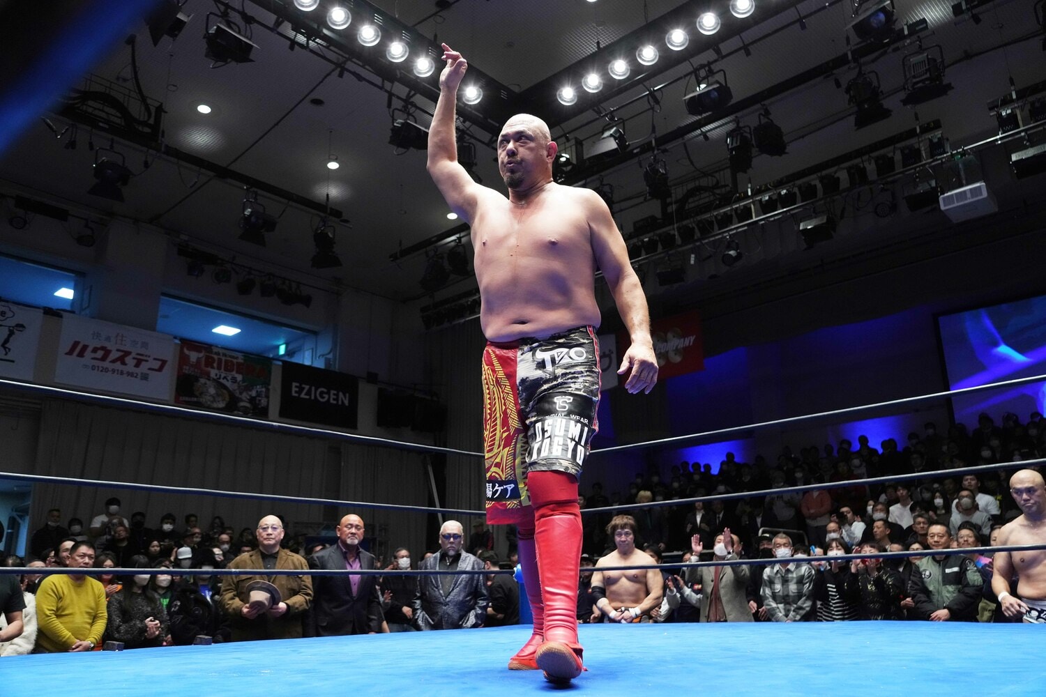 引退の10カウントを聞き終えた太陽ケアはファンに応える　©Essei Hara