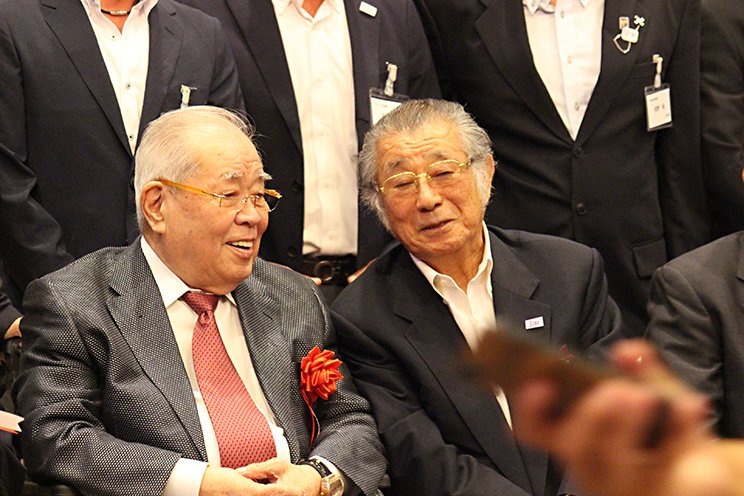 言葉を交わす志太シダックス最高顧問（右）と野村　©︎Yu Takagi