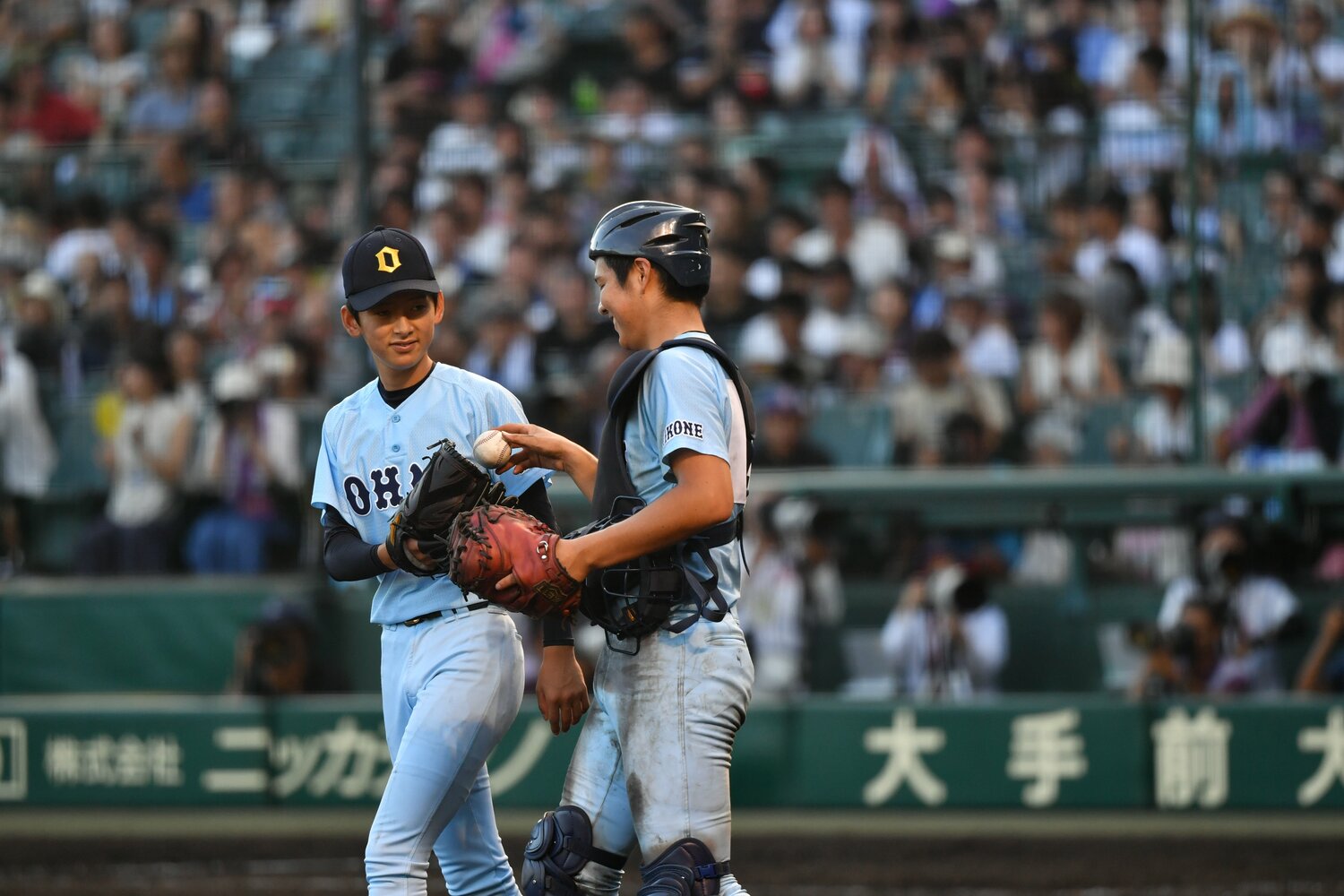 近江・林優樹と有馬諒の2年生バッテリー　©Hideki Sugiyama