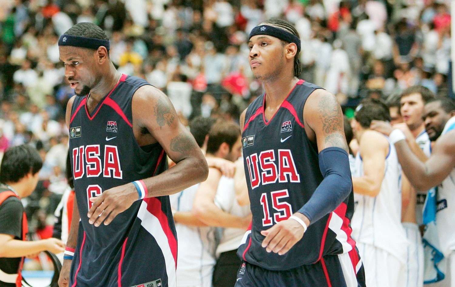 2006年FIBA世界選手権の準決勝でギリシャに敗れ、悔しさを滲ませるアメリカ代表のレブロン・ジェームズとカーメロ・アンソニー　©︎AP/AFLO