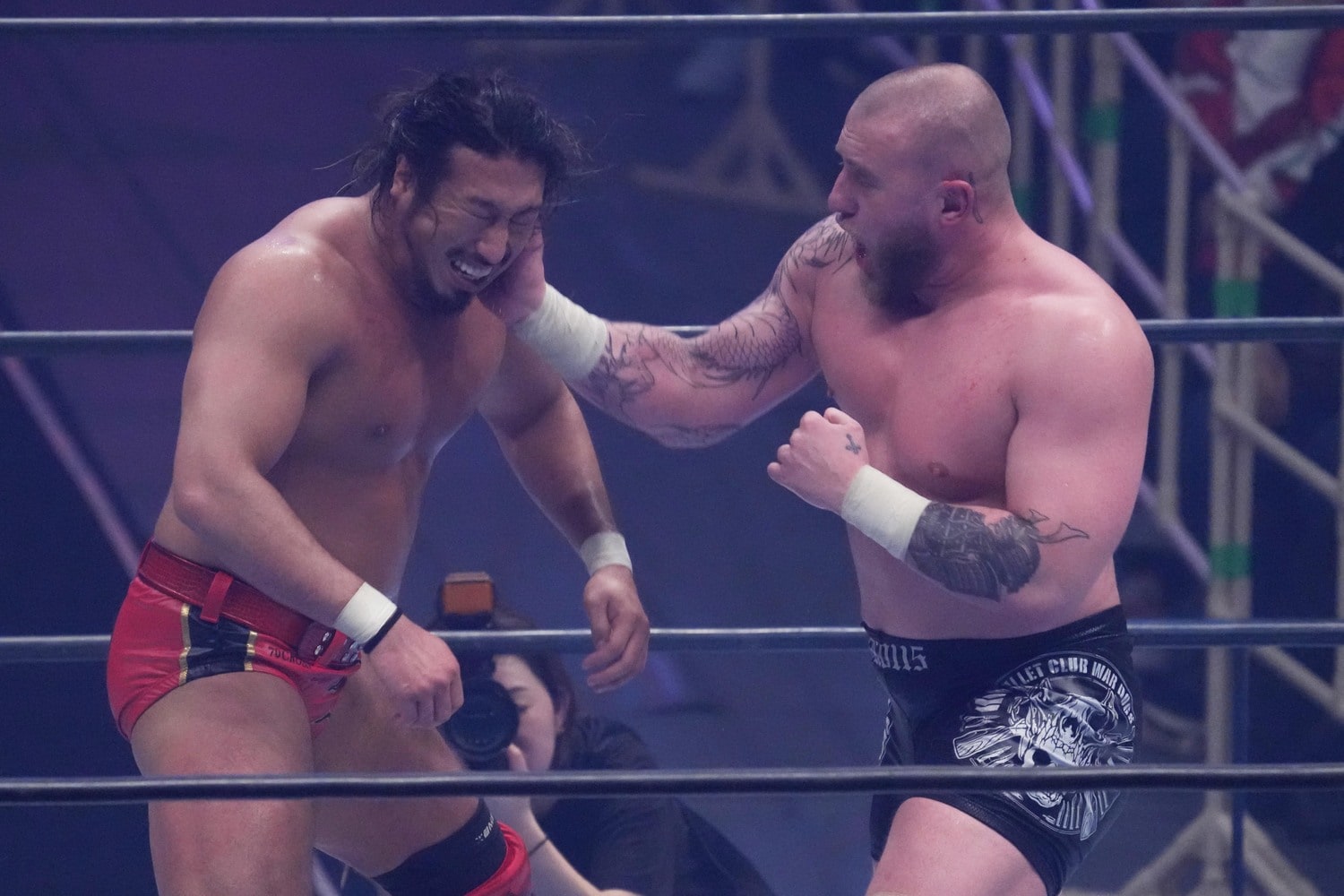 辻陽太に張り手を入れるゲイブ・キッド　©Essei Hara