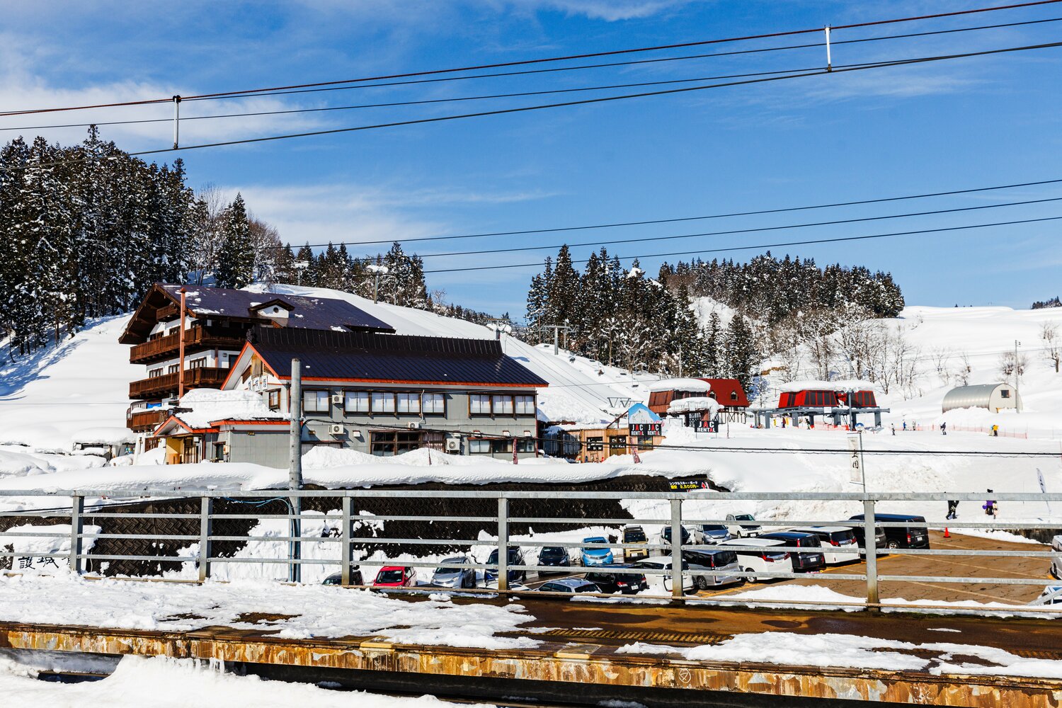 駅ホームから、スキー場のリフト（写真奥）が見える