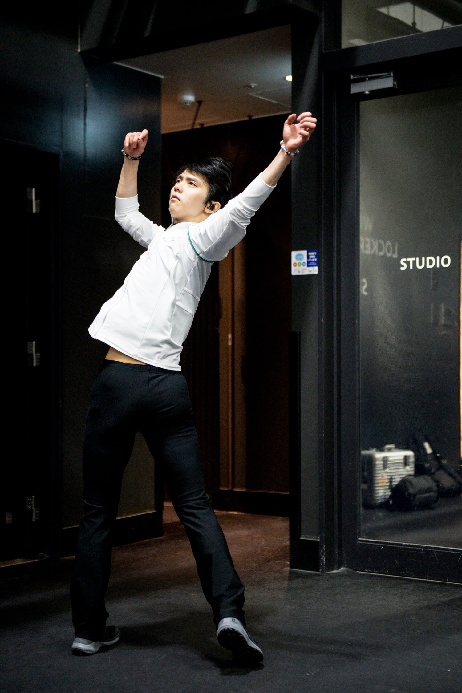 ジャンプの回転の動きにも似たひねる動作を素早く行う羽生　©Asami Enomoto