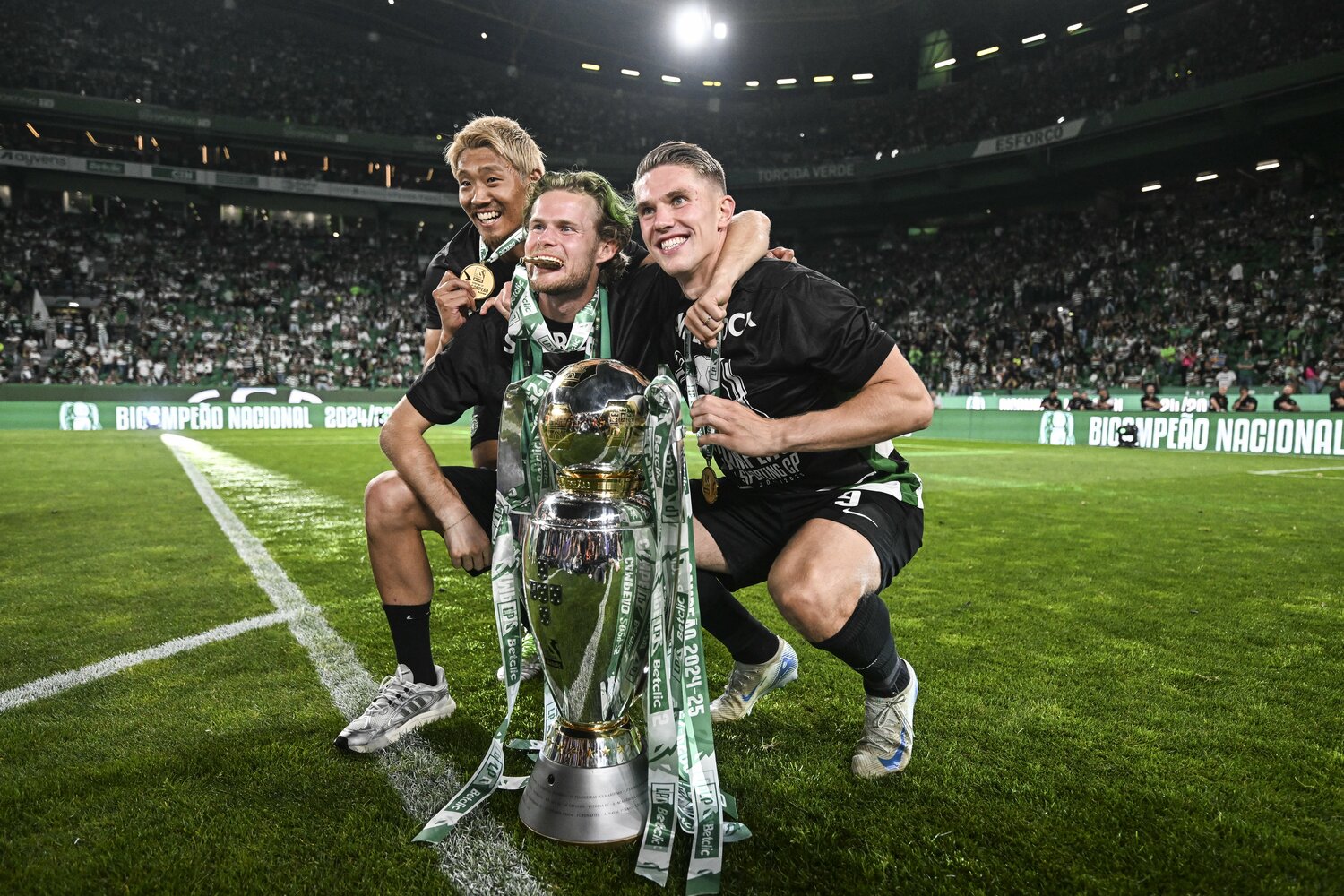 リーグトロフィーを前に笑顔の守田（左）とギェケーレス（右）　©AFP/JIJI PRESS