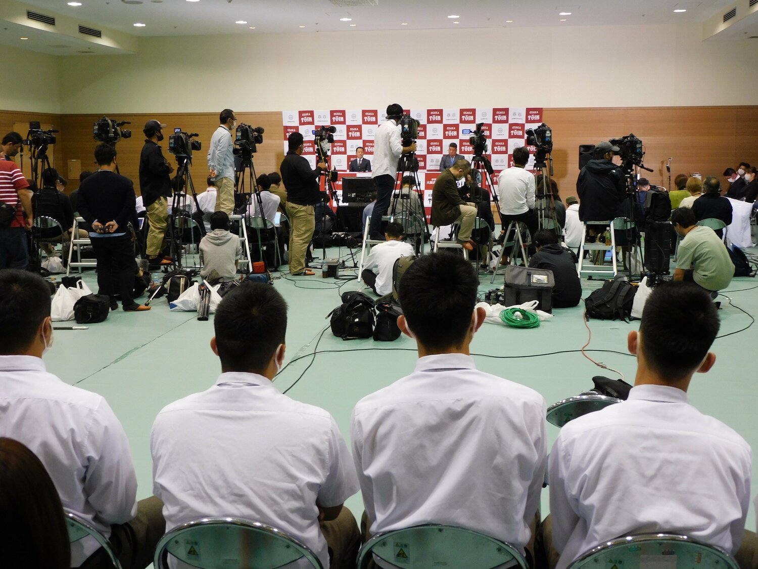 チームメートが見守ったが、川原と海老根の姿はなかった　©Jun Aida