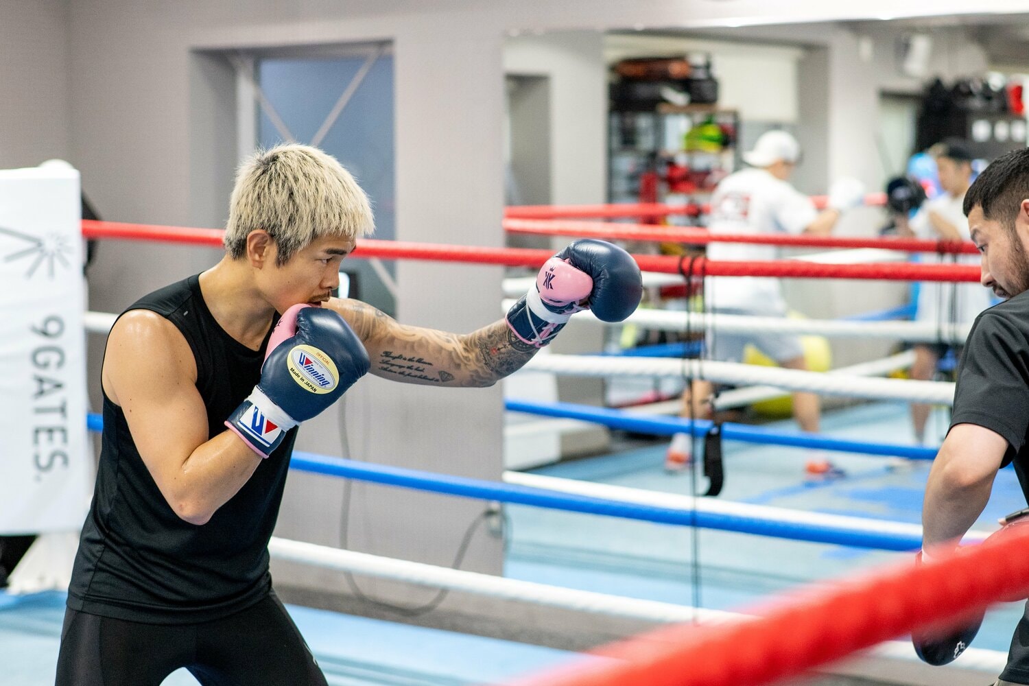 真剣な表情で日々の練習に取り組む井岡一翔　©Takashi Shimizu