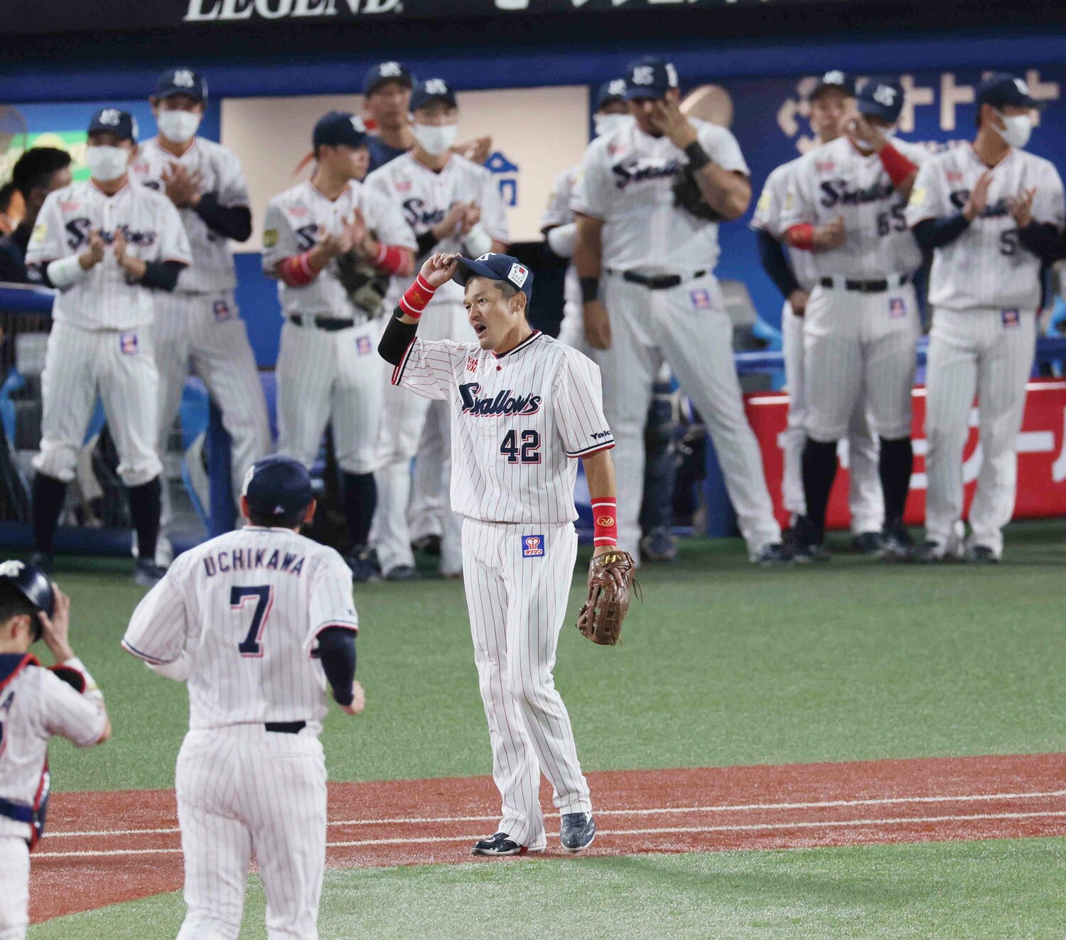 最後の試合で交代する際、ファンから大きな拍手を浴びた坂口　©︎JIJI PRESS