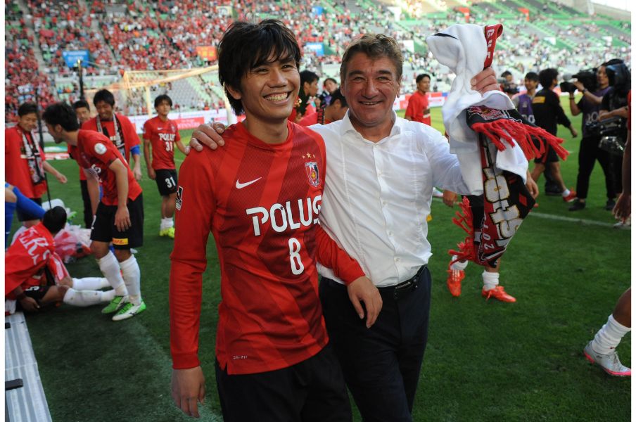 2015年、ファーストステージ優勝を成し遂げた際の柏木とミシャ監督 ©Masashi Hara/Getty Images