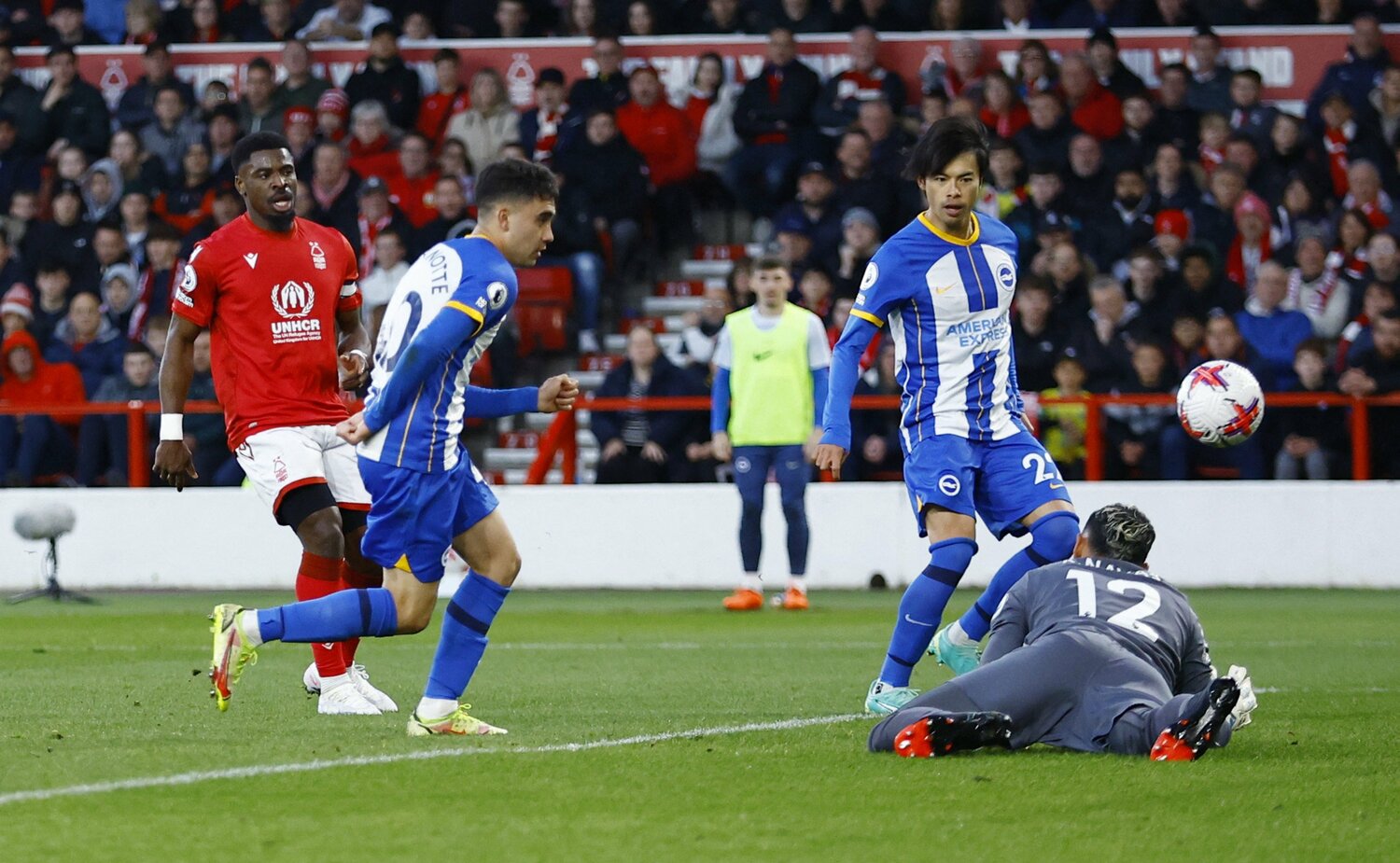 4月26日、痛恨の敗戦（1－3）となったフォレスト戦。写真はブオナノッテの先制点。三笘はセンターライン付近からドリブルでぶち抜くシーンなど見せ場を作ったが…　©AFLO