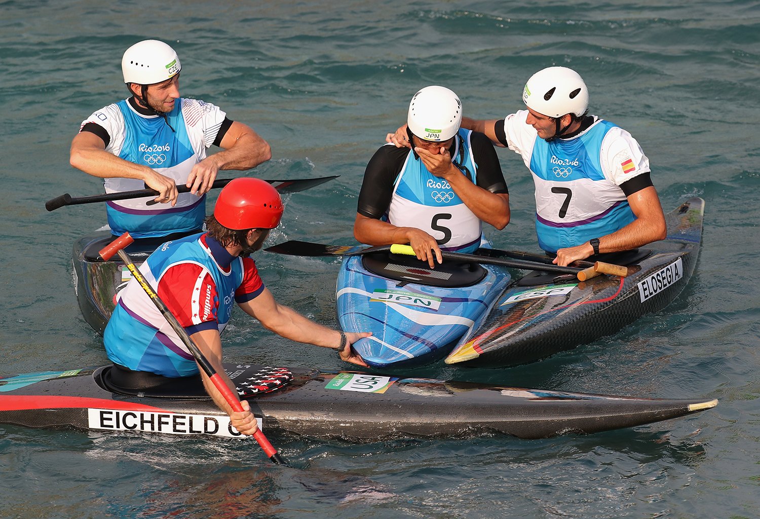銅メダル獲得が決まった瞬間に涙を流す羽根田を祝福する他国の選手たち　©Getty Images　©IOC-All Right Reserved.