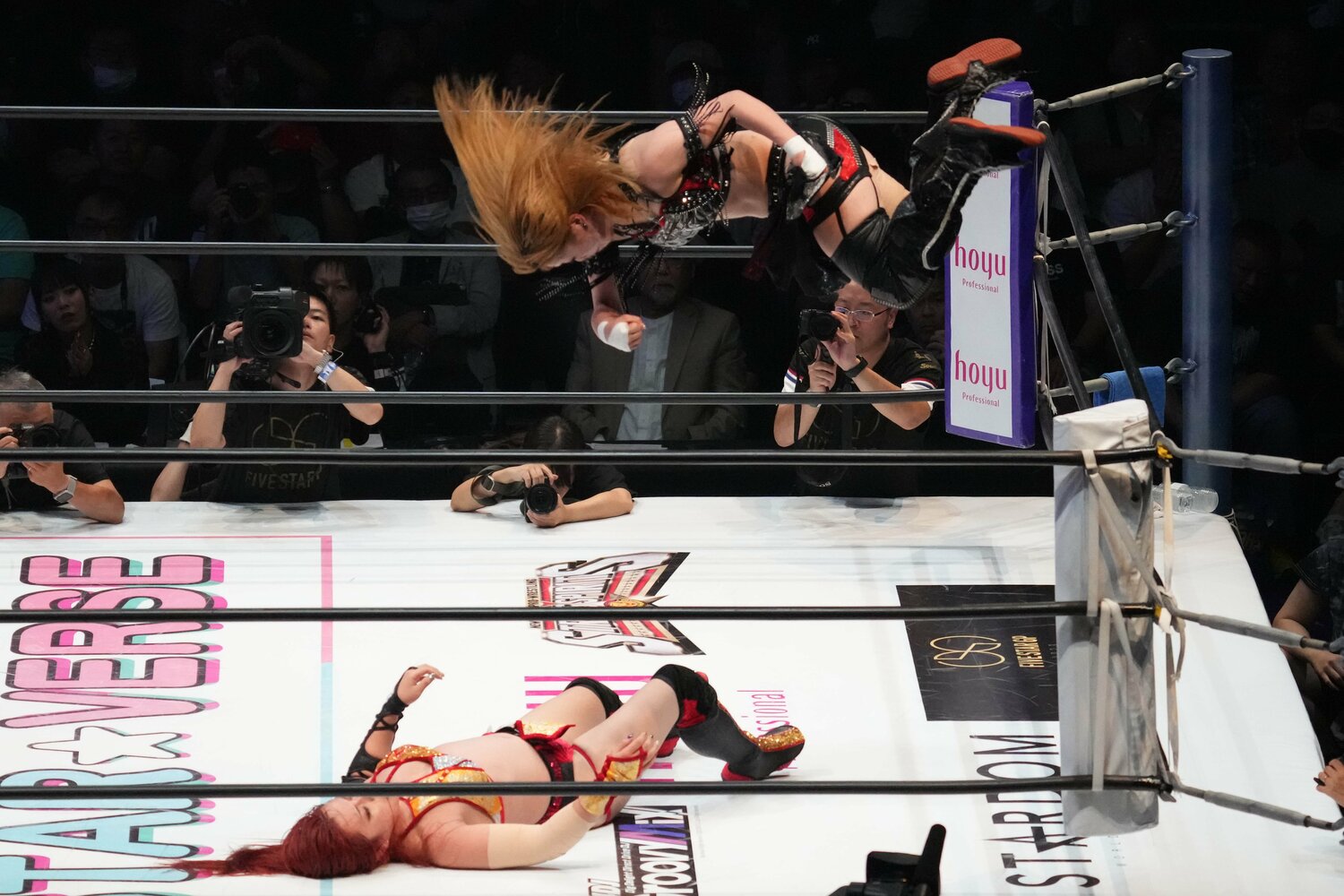 フィニッシュとなった新技スカイツイスター・プレスの瞬間（写真をクリックすると「この記事の写真」に飛びます。流血等の写真を含みますので、ご注意ください）　©Essei Hara