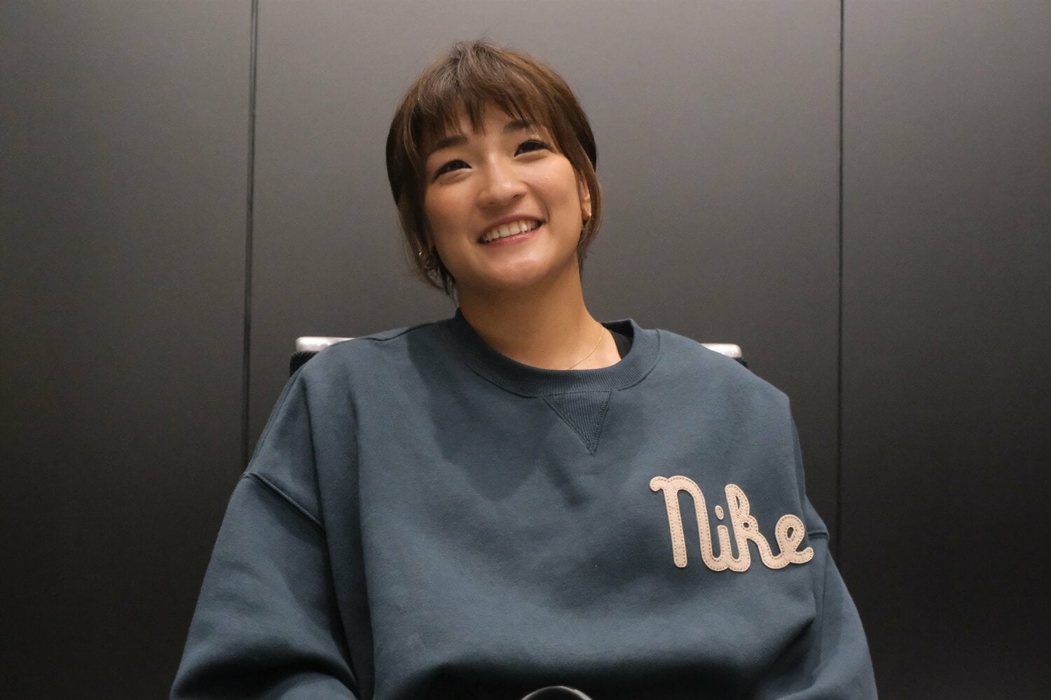 インタビューに答えるRENA