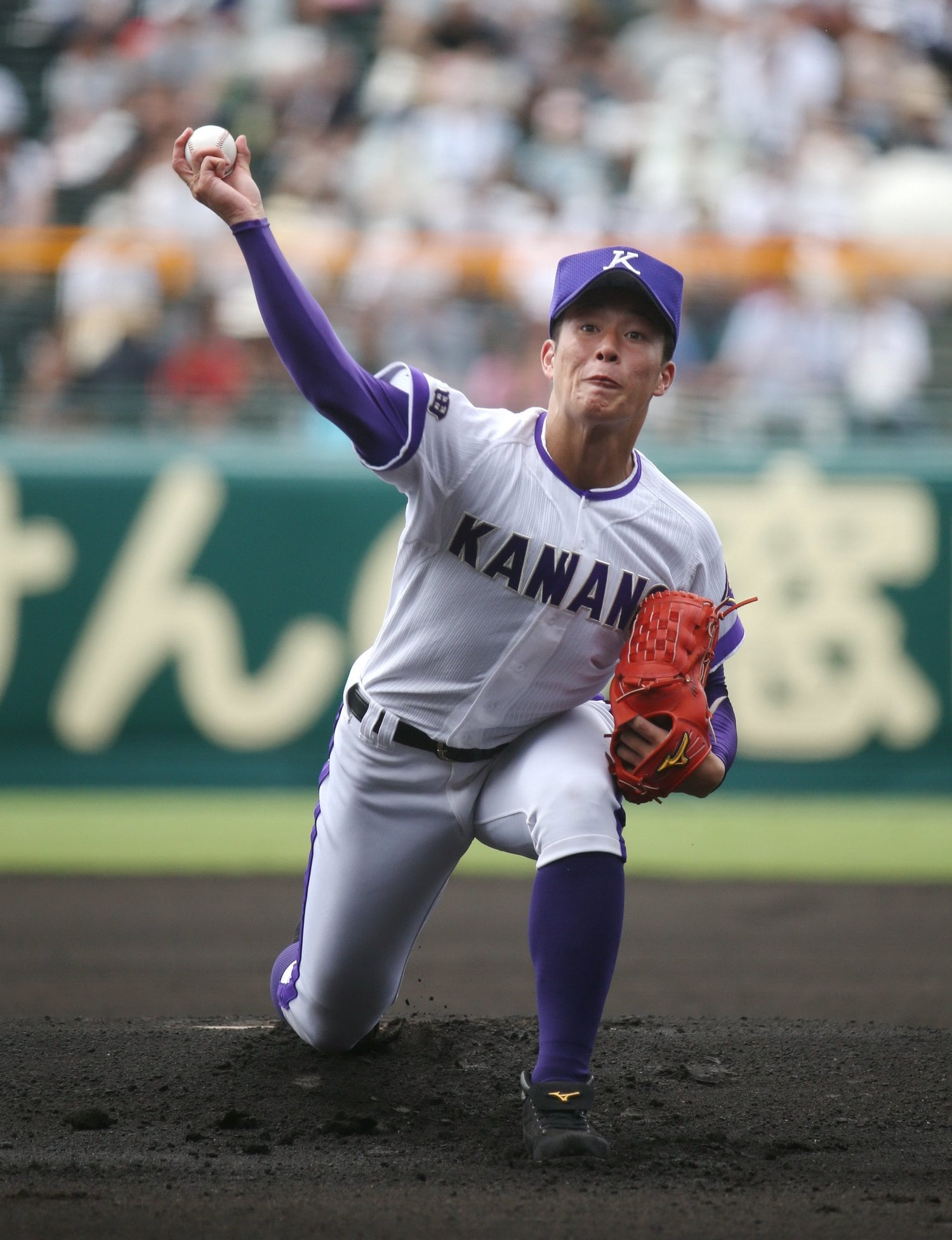 2018年夏の甲子園1回戦で投げる吉田　©AFLO
