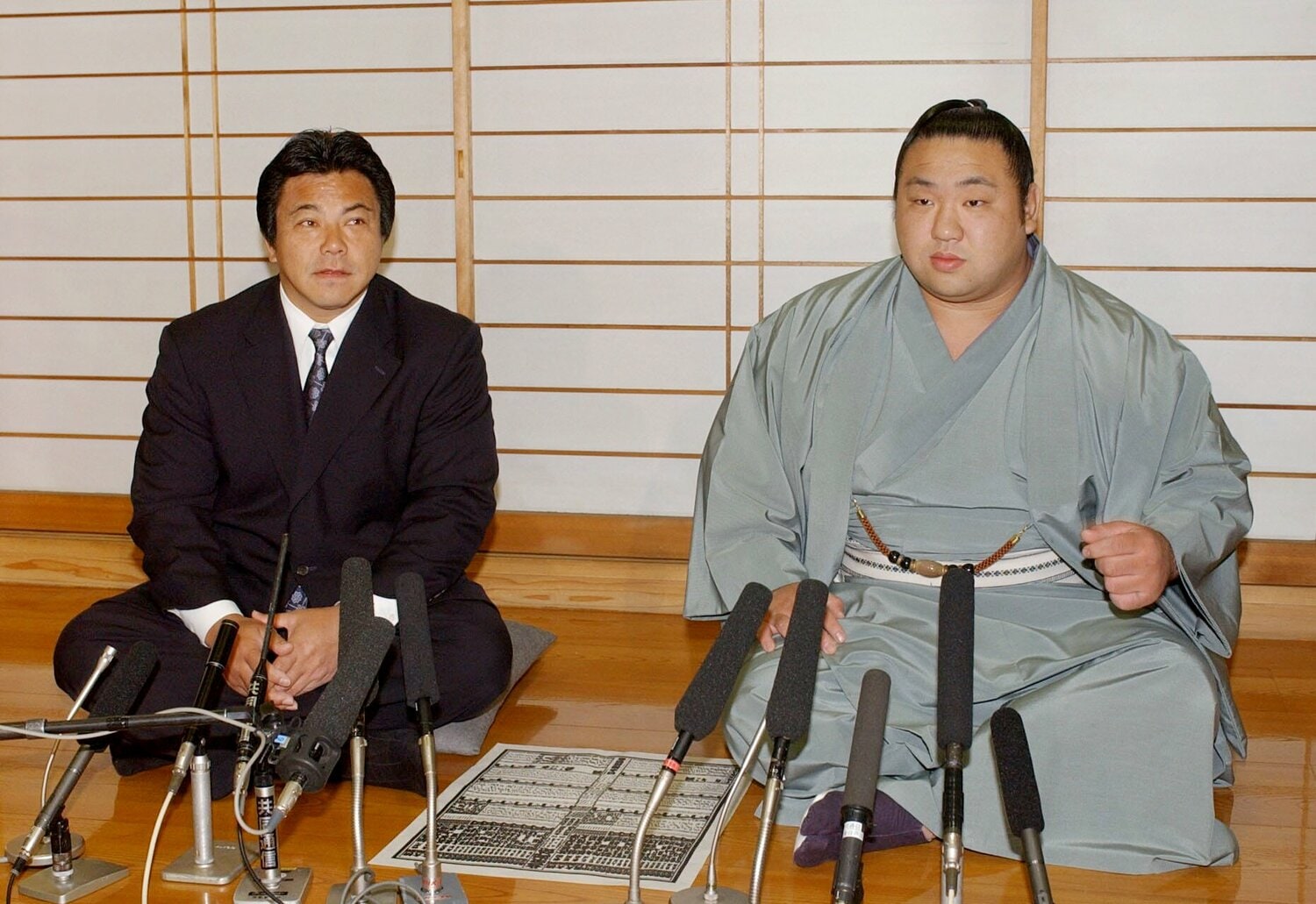 澤田が入門した頃の九重親方（元横綱・千代の富士）と大関・千代大海　©︎JIJI PRESS