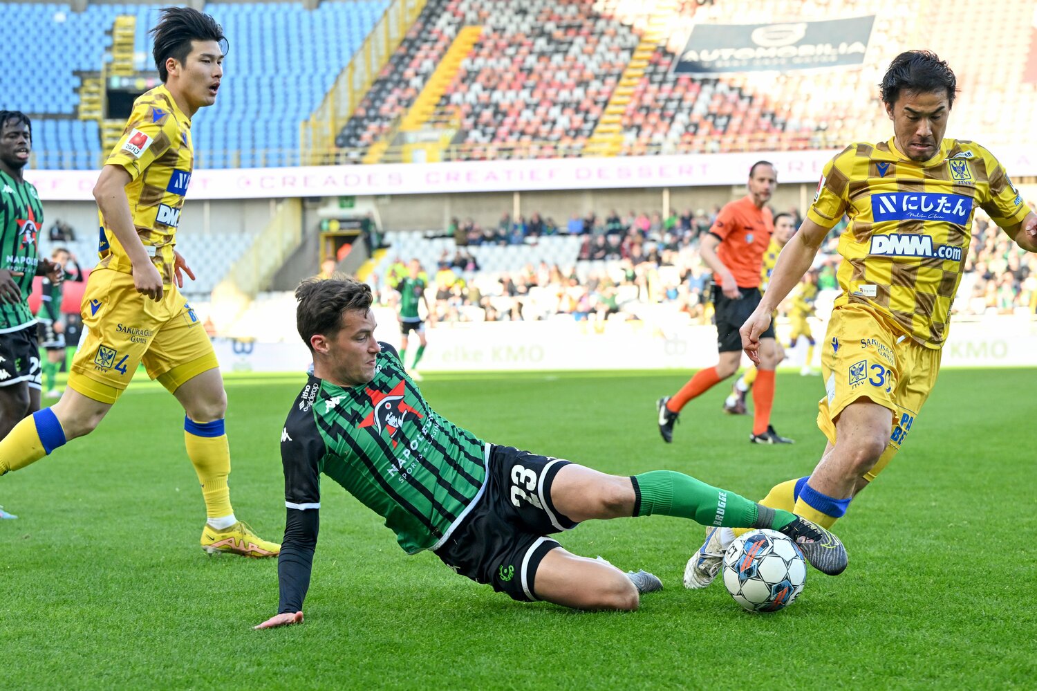 STVVでプレーする岡崎慎司。写真左は橋岡大樹　©Getty Images