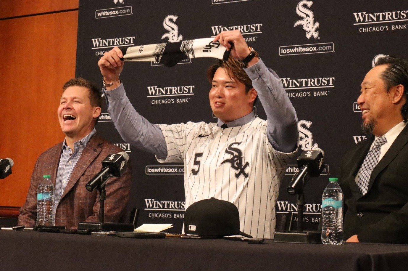 “白い靴下”を掲げる村上　©Yuki Yamada　