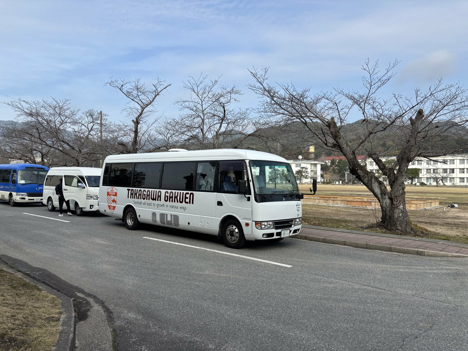 駐屯地を訪れた高川学園のバス　©︎Takahito Ando