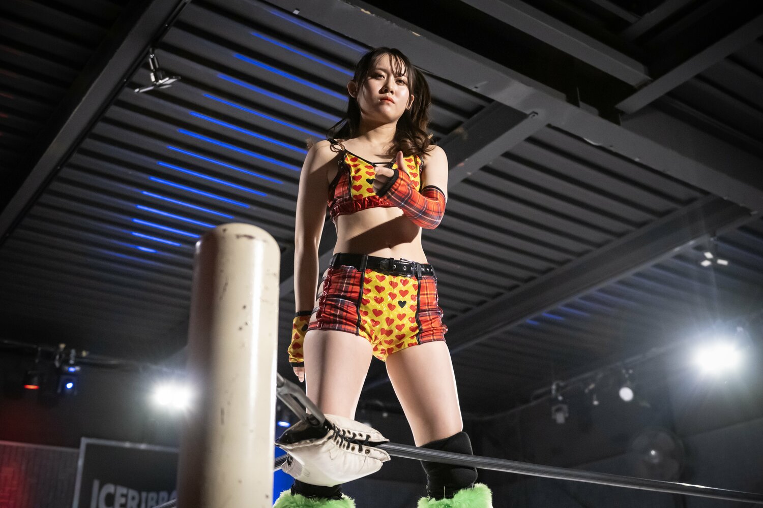 引退試合に入場し、ポーズを決める無村架純