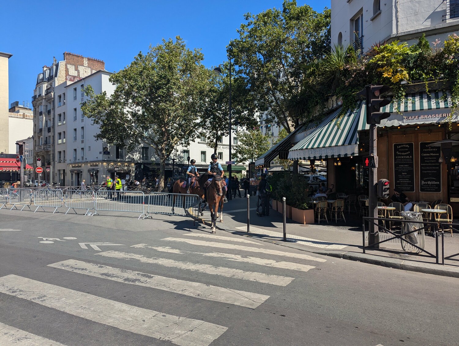 馬が公道を歩いていてもパリ市民は気に留めない　©Yu Saito