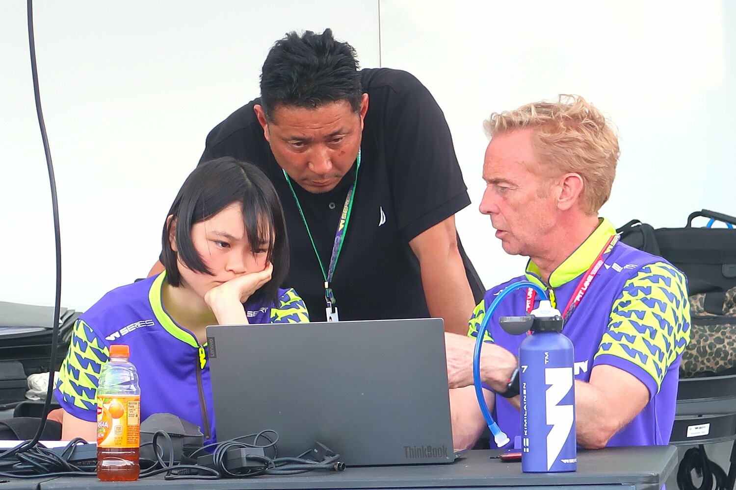 チームスタッフとミーティングするJuju。父・野田秀樹（中央）はレースの現場で娘をサポートしている