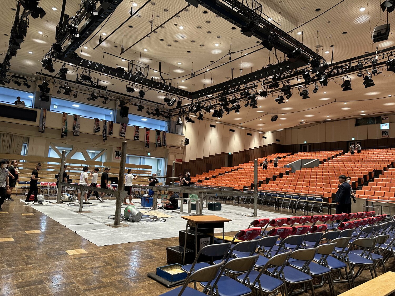 撤収作業を行う選手たち