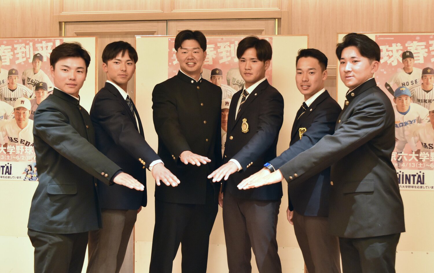 春季六大学リーグの会見に臨む本間(左) ©JIJI PRESS