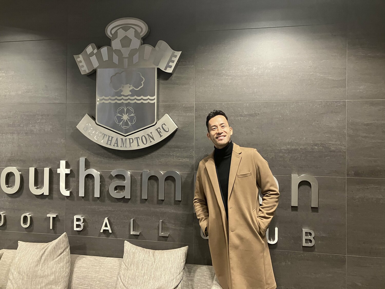 約3年ぶりに古巣サウサンプトンを訪れた吉田麻也。試合後に三笘にも声を掛けた　©Kosuke Tajima