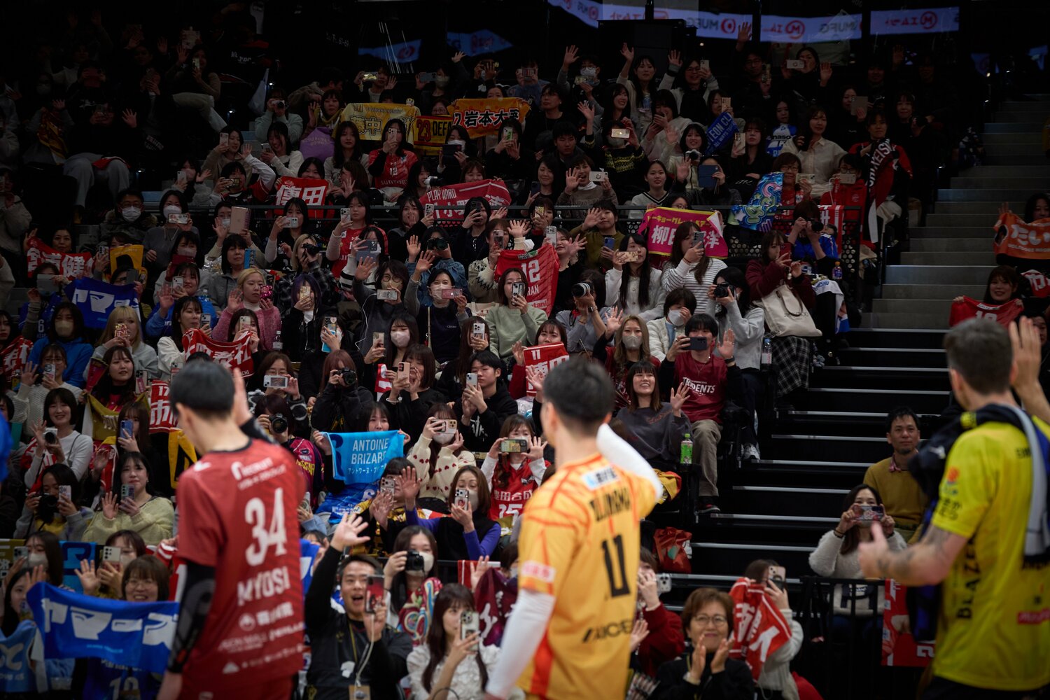 思い思いの選手のユニフォームやグッズを手に駆けつけたバレーボールファン。会場は高揚感に包まれていた　©︎SV.LEAGUE