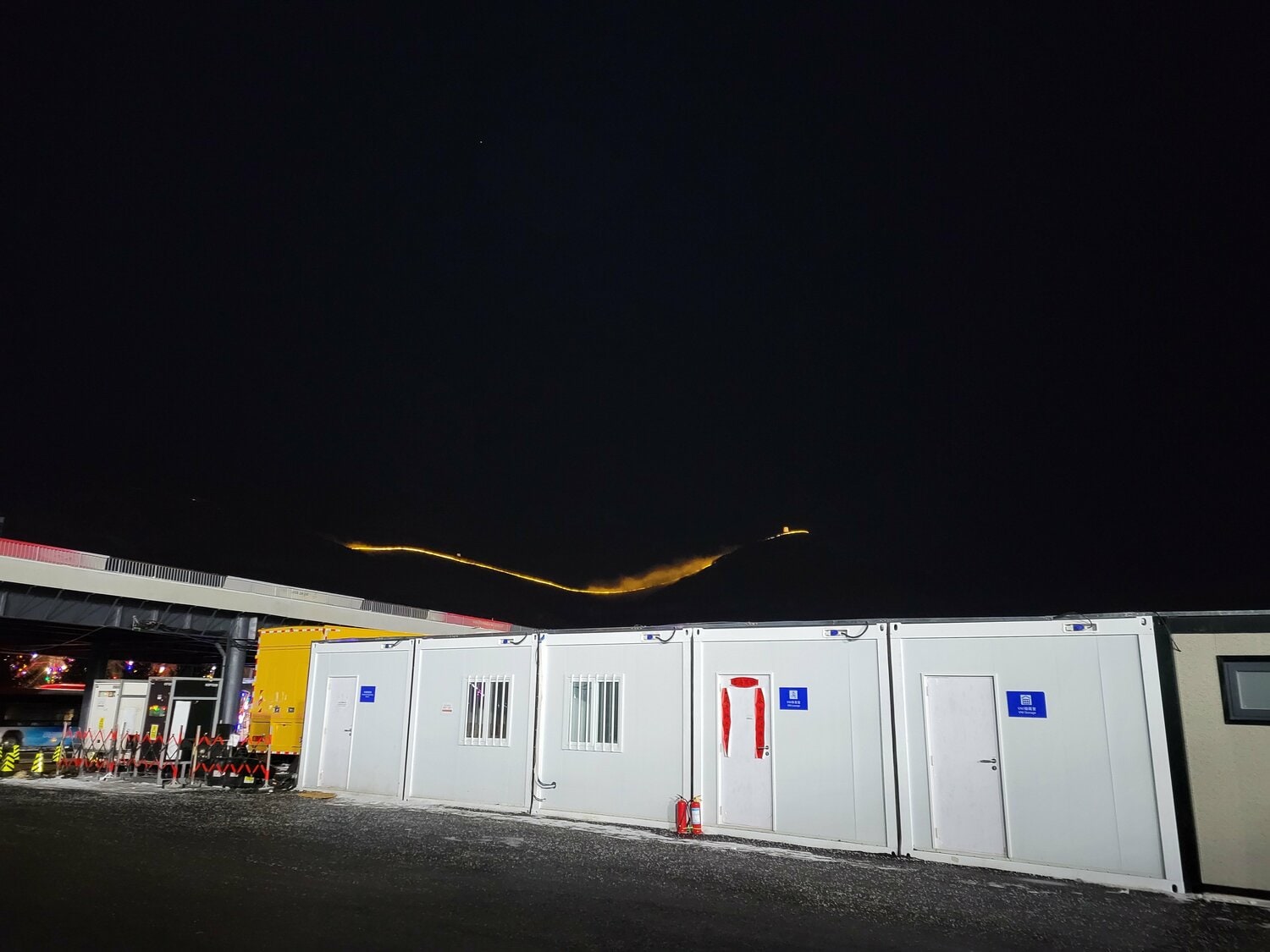 スキージャンプの会場からは光る万里の長城が見えた（筆者撮影）