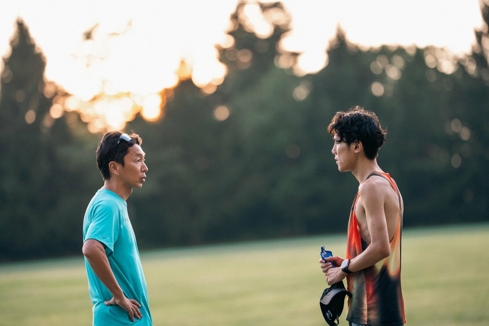 蔵王合宿で吉居と言葉を交わす藤原監督 photograph by NIKE