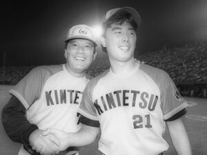 1993年、プロ初完封をマークした吉井（右）を称える鈴木啓示監督。だがワンマン体制のもと、選手と監督の心の距離は離れていった
