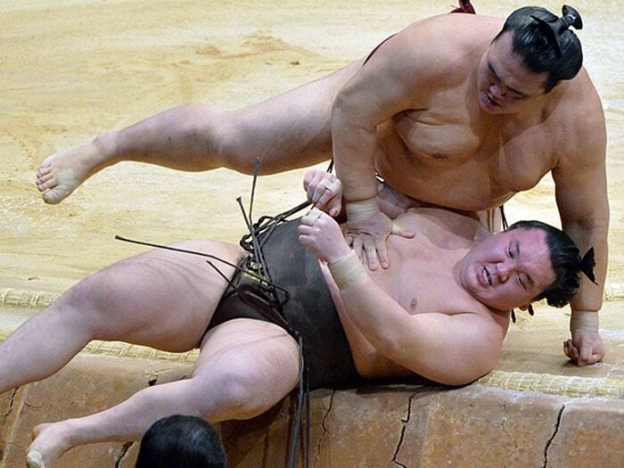 綱取り場所で稀勢の里は「またか」の声を拭えるか。～2横綱撃破、九州場所の再現を～＜Number Web＞ photograph by KYODO