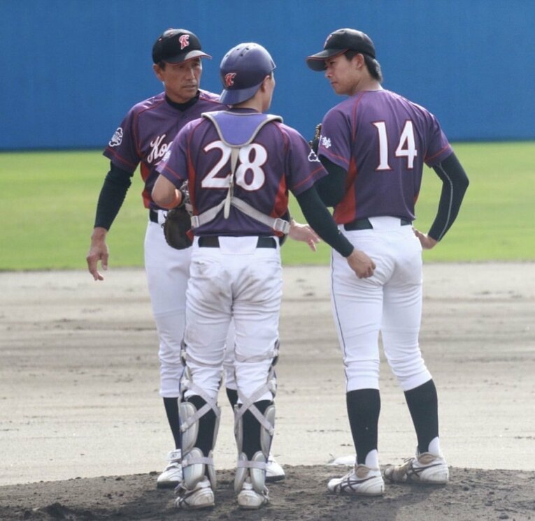 皇學館大学の森本進監督（左）。社会人野球でも活躍した　チーム提供