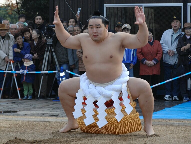 巡業中のレアな姿と綱入り　©BUNGEISHUNJU