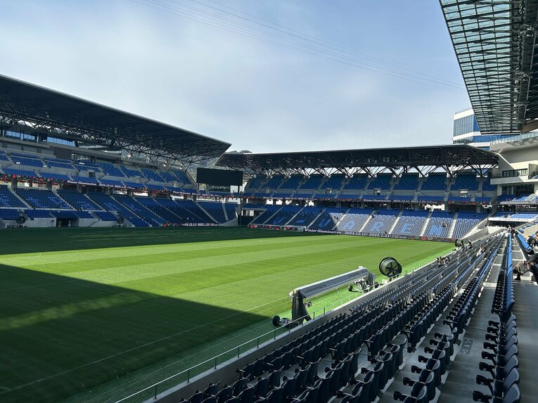 昨秋に開場した複合施設「長崎スタジアムシティ」の中心にあるPEACE STADIUM。この日はマッチデイではなかったため、スタジアムを自由に散策できた　©Jun Ikushima