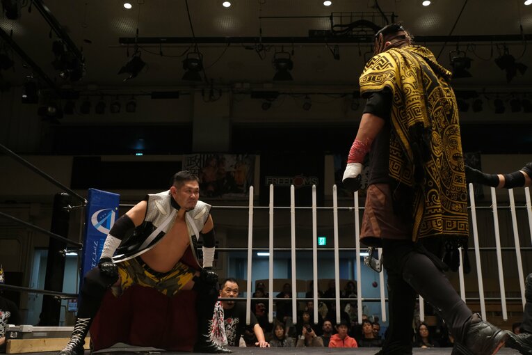 蛍光灯で殴り合い、大流血して…メキシコ人デスマッチファイター「もっと日本にいたい」ビオレント・ジャックの切実な思い「外国人がって…でも、ここがオレの家」(71)