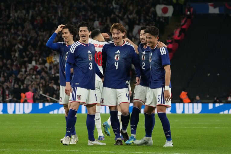 喜びを分かち合う日本の選手たち　©Masashi Hara