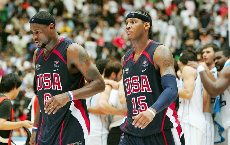 2006年FIBA世界選手権の準決勝でギリシャに敗れ、悔しさを滲ませるアメリカ代表のレブロン・ジェームズとカーメロ・アンソニー　©︎AP/AFLO